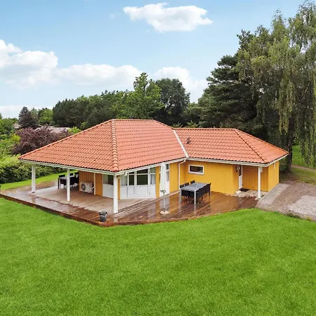 Сasa de vacaciones Hermosa Casa En Hejls Con Sauna Hejls